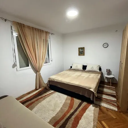 R&s Two Bedroom Apartment Podgorica